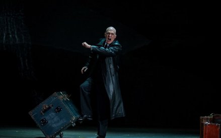 Alan Oke jako Major, przedstawiciel porewolucyjnej władzy.