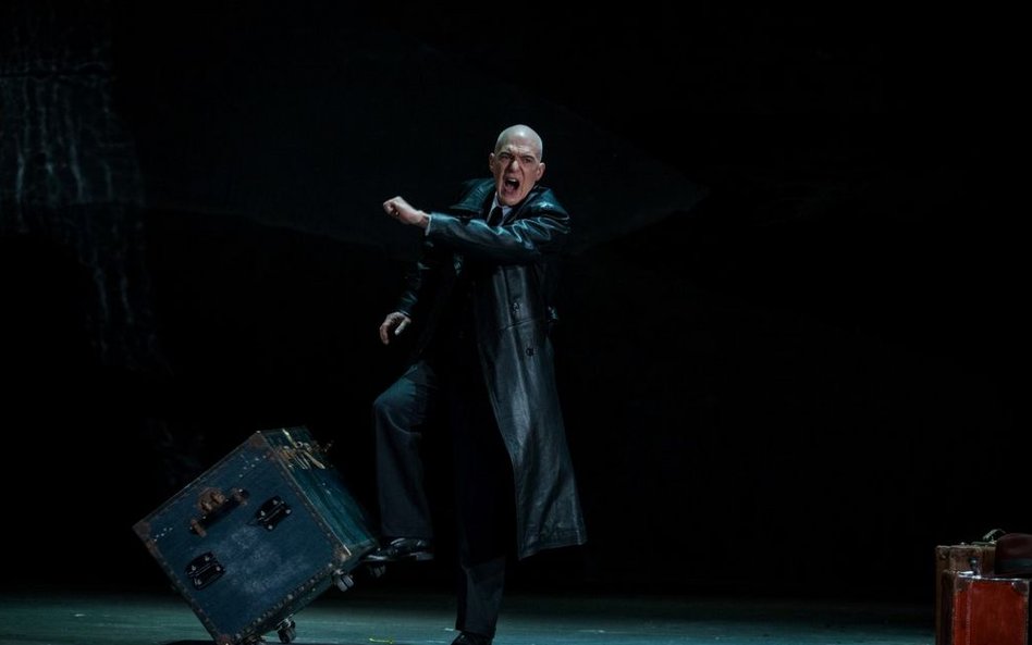 Alan Oke jako Major, przedstawiciel porewolucyjnej władzy.