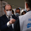 Premier Jean Castex podczas wizyty w punkcie szczepień