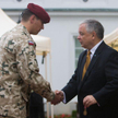 Prezydent wręczający nominacje generalskie i odznaczający żołnierzy walczącyc w misji w Iraku, podcz