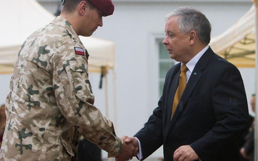 Prezydent wręczający nominacje generalskie i odznaczający żołnierzy walczącyc w misji w Iraku, podcz