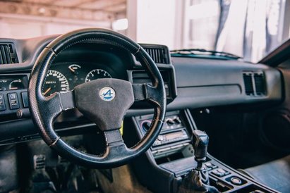 Siedząc za tą kierownicą poczujemy, jak to jest pędzić 265 km/h i rozpędzać się do „setki” w czasie 