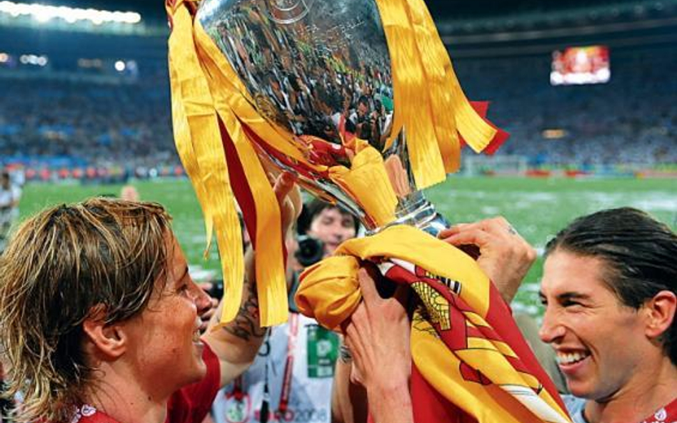 Spełnione marzenie Hiszpanów. Na zdjęciu piłkarze zwycięskiej drużyny Fernando Torres (z lewej) i Se
