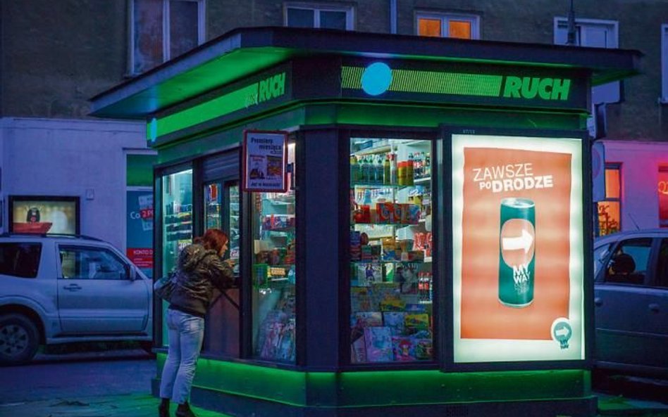 Jedni wolą online, inni w kiosku