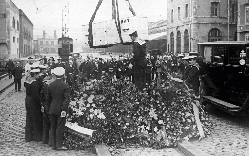 14 czerwca 1927 r. po nabożeństwie w polskim kościele oraz uroczystościach w centrum Paryża trumna z