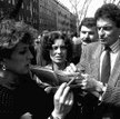 Jerzy Kosiński wśród fanów po premierze polskiego wydania „Malowanego ptaka” w Warszawie w 1989 r.