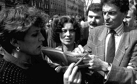 Jerzy Kosiński wśród fanów po premierze polskiego wydania „Malowanego ptaka” w Warszawie w 1989 r.