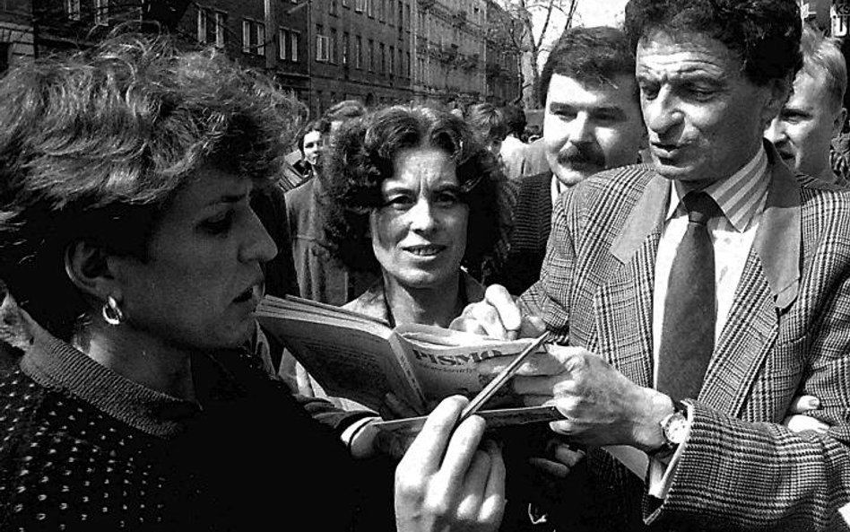 Jerzy Kosiński wśród fanów po premierze polskiego wydania „Malowanego ptaka” w Warszawie w 1989 r.