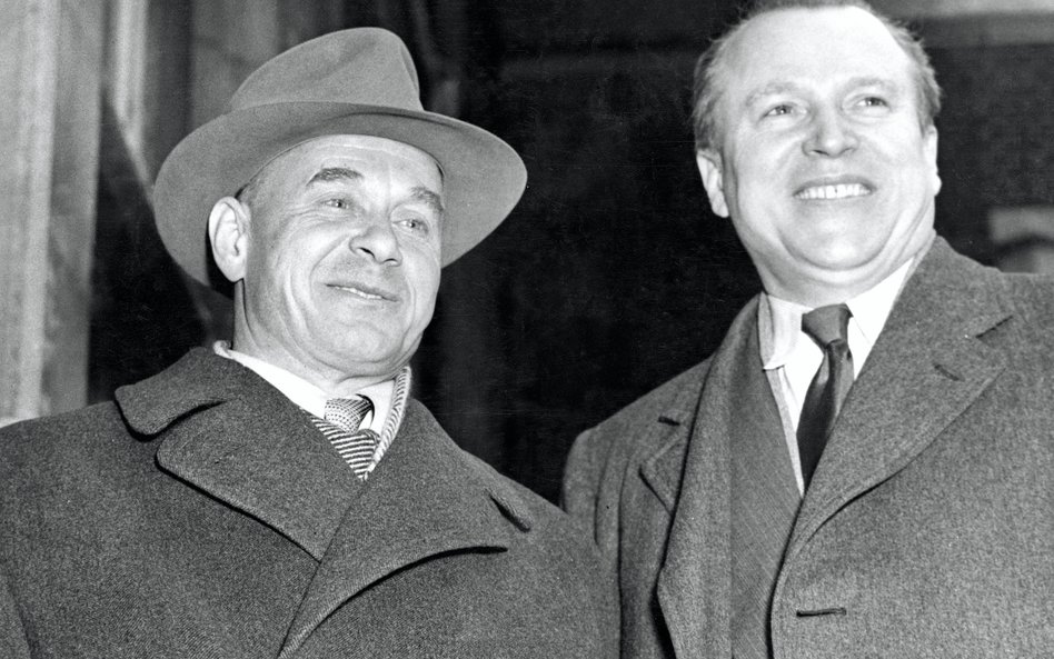 Generał Iwan Sierow (1905–1990, po lewej), szef KGB, witany przez ambasadora ZSRR Jakowa Malika (190