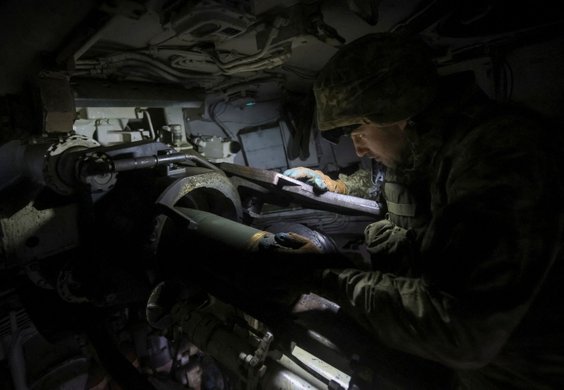 Ukraiński żołnierz ładuje haubicę M109A5. Fotografia z obwodu donieckiego