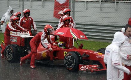 Przerwany wyścig, bolid Massy spychany przez mechaników.