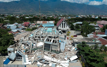 Indonezja: Ludzie pod gruzami. "Słyszeliśmy płacz dziecka"