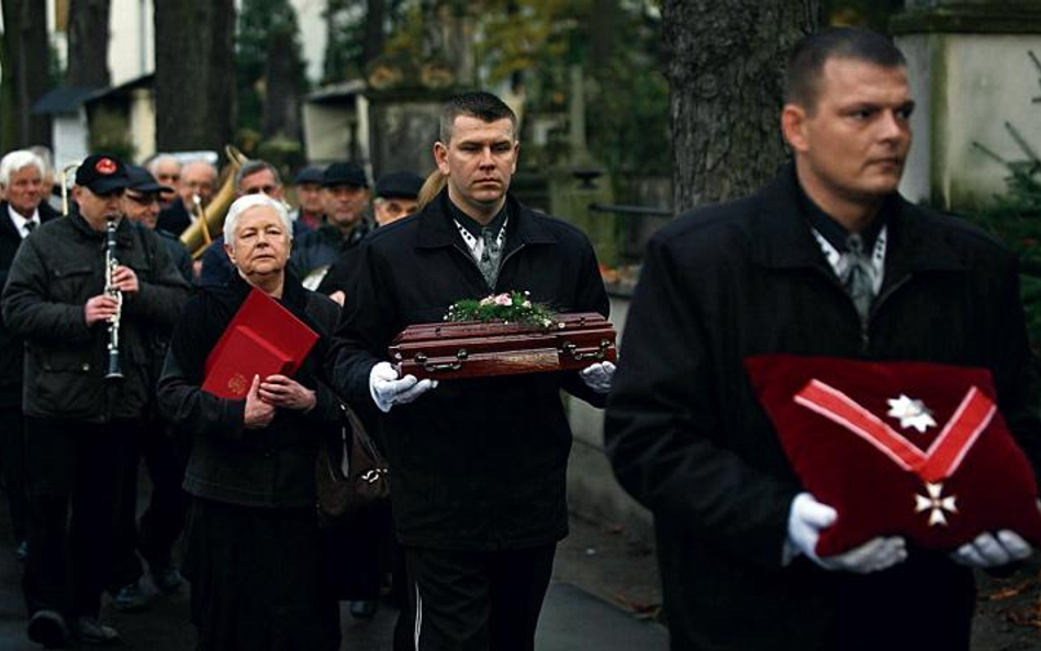 Urnę z prochami Macieja Rybińskiego odprowadzila rodzina, przyjaciele i setki czytelników jego tekst