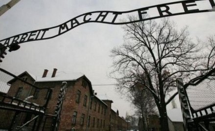 Raperzy oskarżeni o antysemityzm odwiedzą Auschwitz