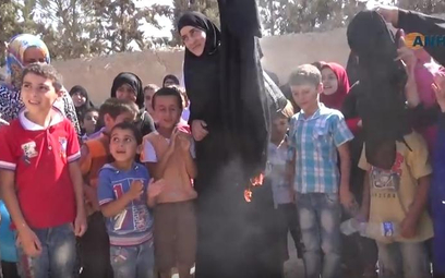 Syria: Kobiety świętują wyzwolenie spod rządów Daesh paleniem burek