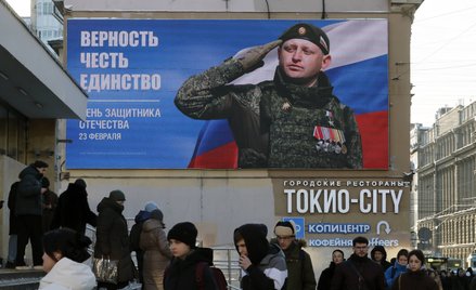 Billboard prezentowany na ulicy Petersburga z okazji Dnia Obrońcy Ojczyzny