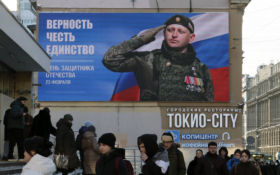 Billboard prezentowany na ulicy Petersburga z okazji Dnia Obrońcy Ojczyzny