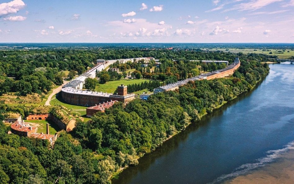 Tam, gdzie historia łączy się z naturą -  TrekTours i Columbia zapraszają na rajd pieszy w Modlinie