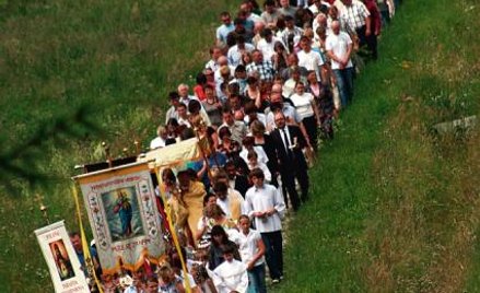 Procesja w Boże Ciało w bieszczadzkiej wiosce Polana. Swojsko, arcyswojsko