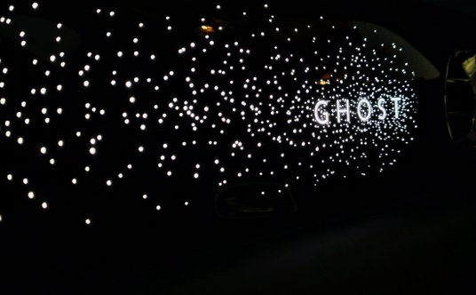 Wykończenie detali na najwyższym poziomie - tu fragment deski rozdzielczej z nocnym oświetleniem