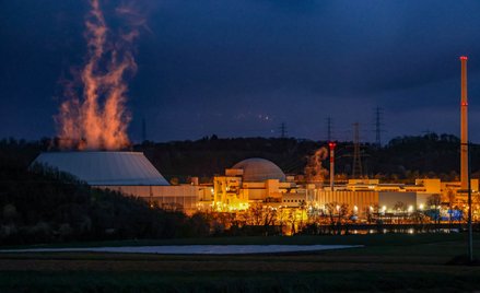 Elektrownia jądrowa Neckarwestheim 2, zarządzana przez EnBW Energie Baden-Wuerttemberg AG, oświetlon