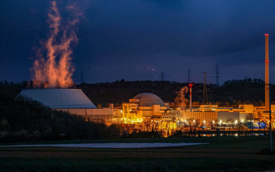 Elektrownia jądrowa Neckarwestheim 2, zarządzana przez EnBW Energie Baden-Wuerttemberg AG, oświetlon