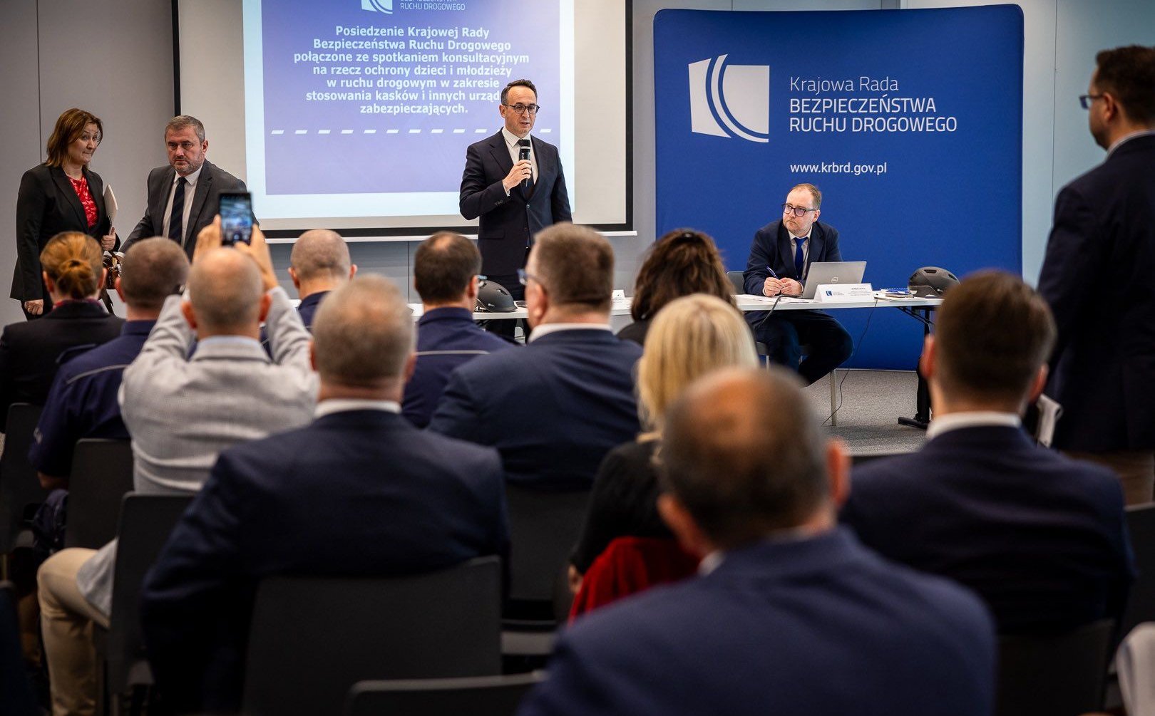 Minister infrastruktury: będą obowiązkowe kaski dla dzieci na rowerach i hulajnogach