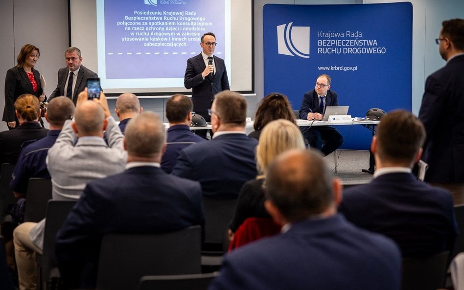 Minister Klimczak na posiedzeniu Krajowej Rady Bezpieczeństwa Ruchu Drogowego