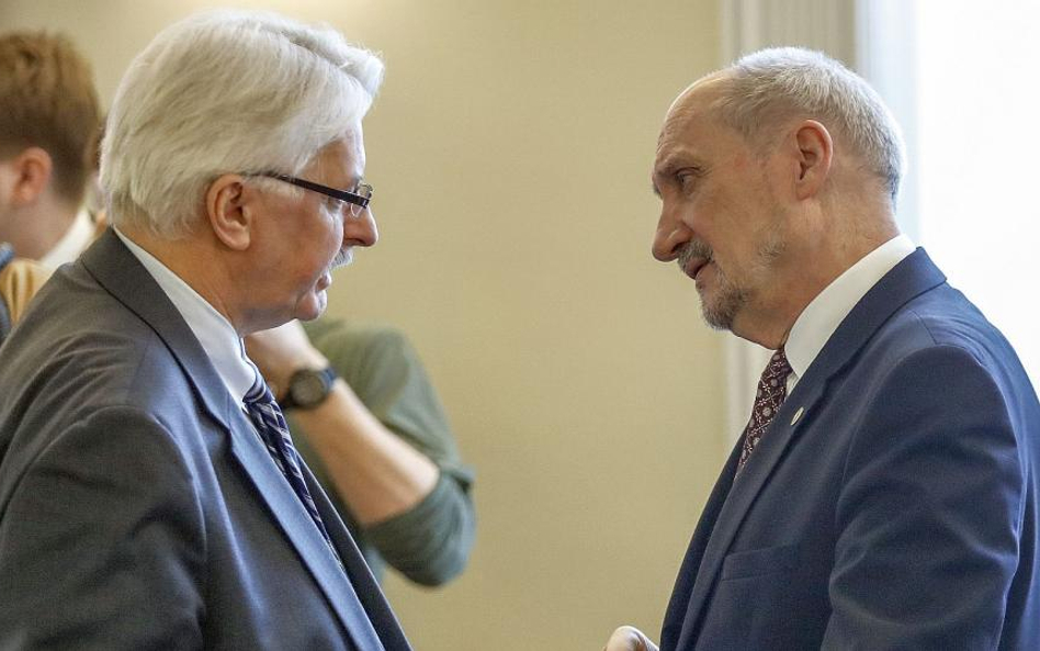 Zdymisjonowani szefowie resortów dyplomacji i obrony narodowej - Witold Waszczykowski i Antoni Macie
