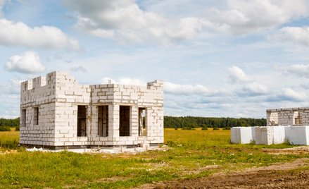Część inwestorów wycofuje się z budowy domów ze względu na galopujące koszty