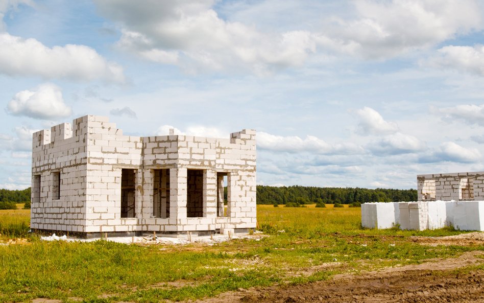 Część inwestorów wycofuje się z budowy domów ze względu na galopujące koszty