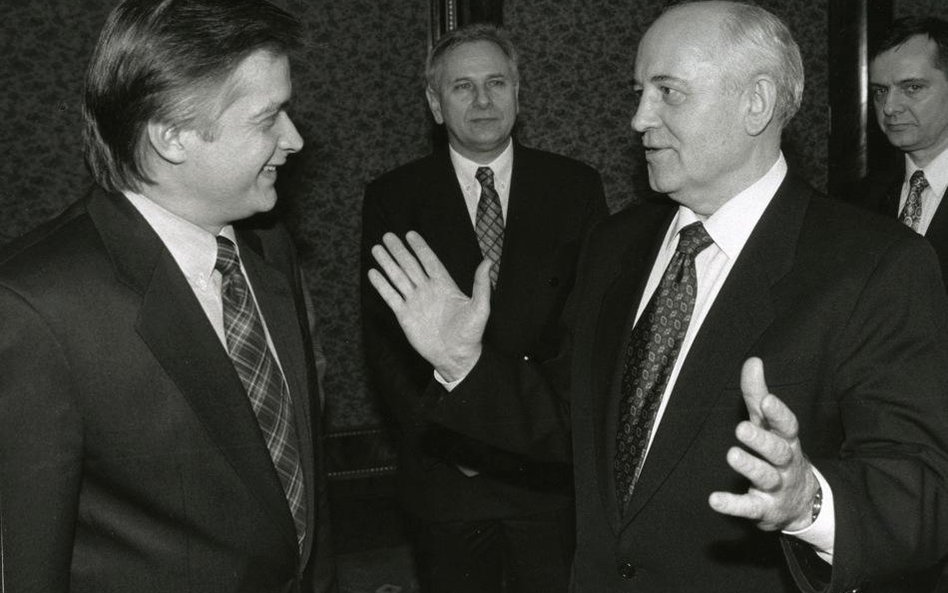 Warszawa, 1995 r. Ówczesny premier RP Włodzimierz Cimoszewicz i Michaił Gorbaczow