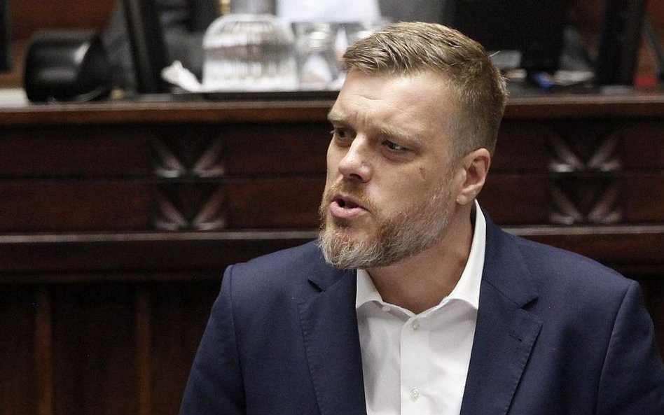 Zandberg: Protestuje paru milionerów i ich polityczne pacynki z brunatnych ław