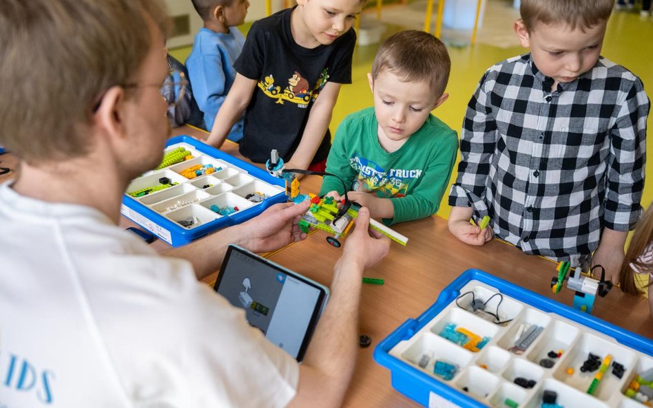 Program „Klasa w Warszawie. Warszawa z klasą” zakłada 50 zł rocznie na każdego ucznia z samorządowej