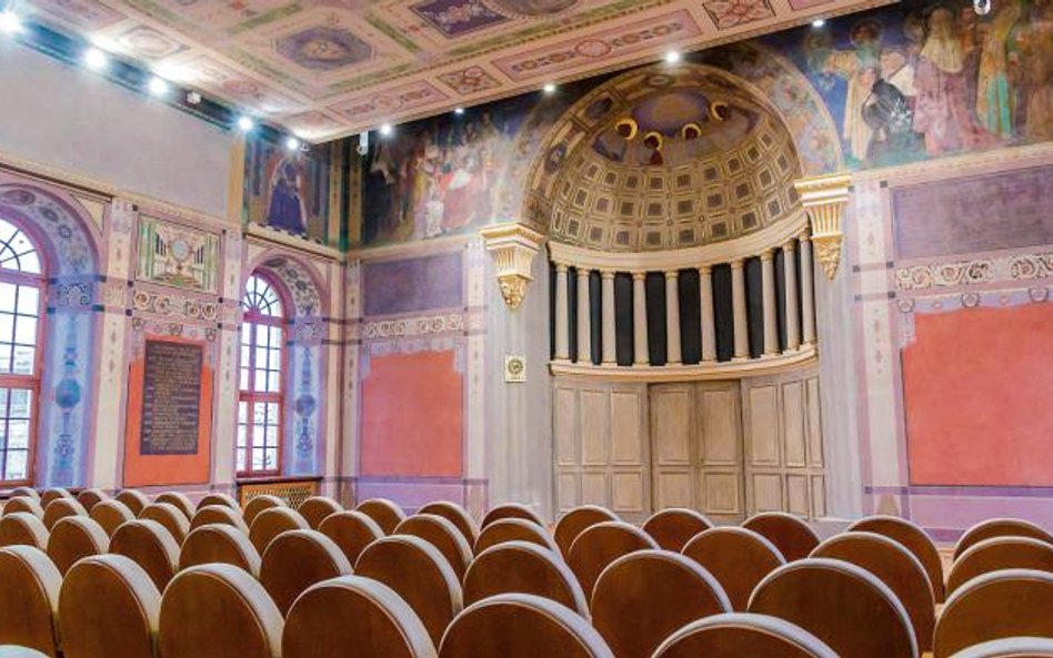 Dzięki programowi rewitalizacji w Płocku odnowiono kolegiatę, w której mieści się liceum Małachowski