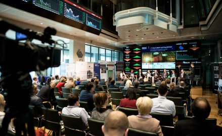 Kupujący wciąż z przewagą