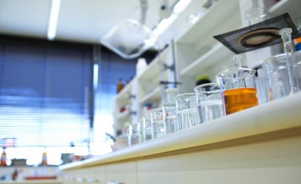 Polwax: Producent parafin chce sprzedać laboratoria
