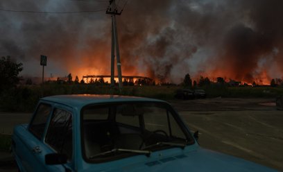 To zdjęcie przedstawia ogień i dym unoszący się z magazynu zniszczonego podczas potężnych rosyjskich