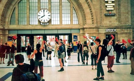 Grupa Ligna z Hamburga swój pomysł baletu radiowego realizowała m.in. na dworcach. Tym razem zaprosi