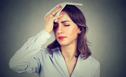 Uderzenia gorąca mogą męczyć również osoby młode. Ich przyczynę warto wyjaśnić u lekarza