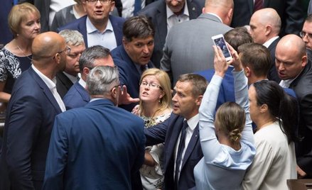 Zamiast przemyślanej reformy sądownictwa, był polityczny zryw i sejmowe, nocne awantury.