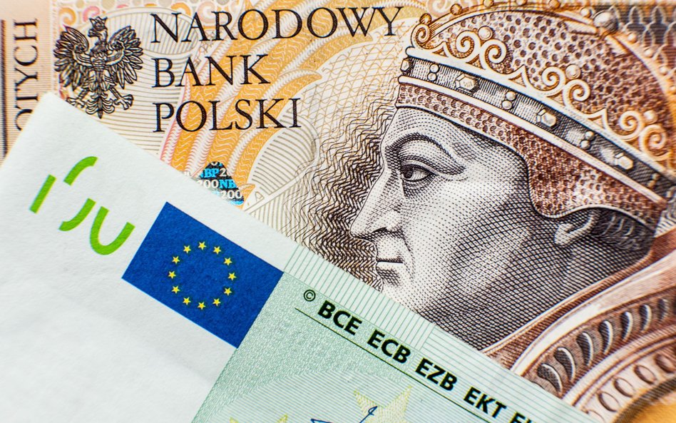 Dlaczego złoty umacnia się wobec euro? Jest kilka przyczyn. Wyjaśniamy