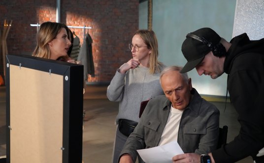 W spocie poświęconym dezinformacji wziął udział aktor Karol Strasburger