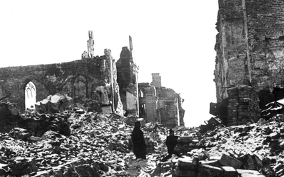 Jeden z tomów raportu posła Arkadiusza Mularczyka to dokumentacja zdjęciowa zniszczeń wojennych
