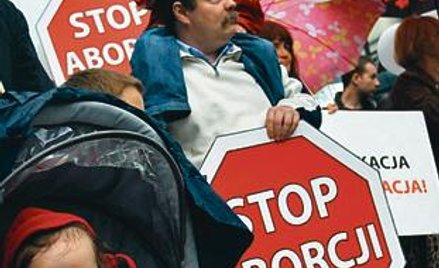 34 proc. rodaków jest przeciwnych aborcji. Na zdjęciu marsz dla życia i rodziny, Warszawa 2006 r.