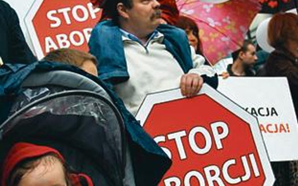 34 proc. rodaków jest przeciwnych aborcji. Na zdjęciu marsz dla życia i rodziny, Warszawa 2006 r.