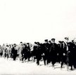 Polscy policjanci i cywilni „wrogowie ludu” konwojowani przez NKWD we wrześniu 1939 roku.