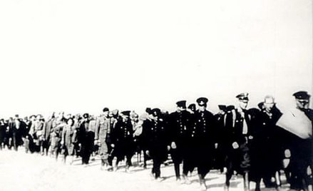 Polscy policjanci i cywilni „wrogowie ludu” konwojowani przez NKWD we wrześniu 1939 roku.