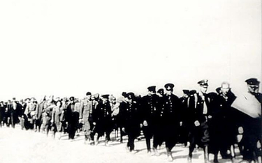 Polscy policjanci i cywilni „wrogowie ludu” konwojowani przez NKWD we wrześniu 1939 roku.