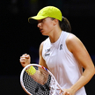 Iga Świątek nie potrafi znaleźć sposobu na Jelenę Ostapenko